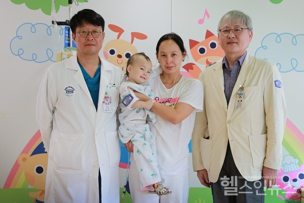 서울성모병원심장혈관흉부외과이철교수(왼쪽)와소아청소년과이재영교수가선천적으로심장병을앓았던카자흐스탄아미나베케쉬(AminaBekesh)양의퇴원을앞두고보호자디나라무카노바(DinaraMukanova)씨와7월26일(수)기념촬영을했다.