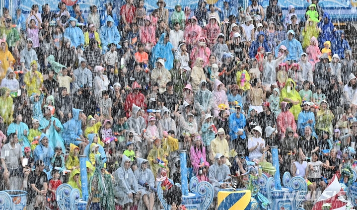 장마가 물러가고 전국 곳곳에 폭염경보가 발효된 지난 26일 경기도 용인 에버랜드 카니발 광장에서 열린 초대형 워터쇼 '슈팅워터펀'공연을 관람온 시민들이 시원한 물줄기를 맞으며 더위를 식히고 있다.