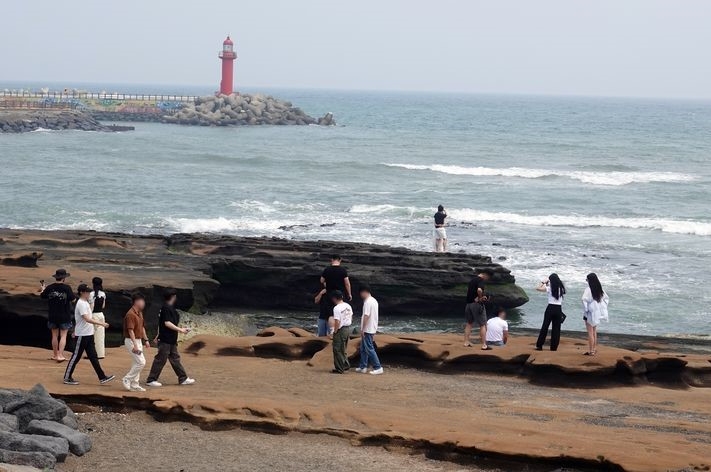 27일 오후 제주 안덕면 사계해안에 관광객들의 발길이 이어지고 있다.