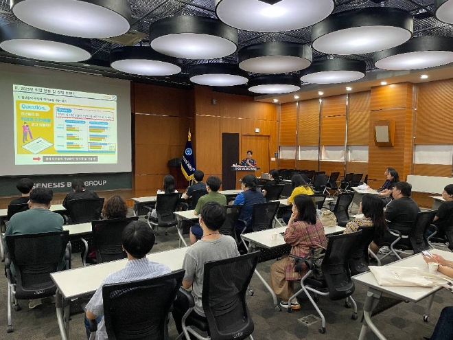 고용노동부 X 서울청년센터 ‘강북오랑’이 함께하는 ‘청년도전지원사업’의 일환으로 2030세대의 청년들이 BBQ 치킨대학의 치킨캠프에 참여하여 프랜차이즈에 대해 설명을 듣고 있다. / 사진=제너시스BBQ 제공