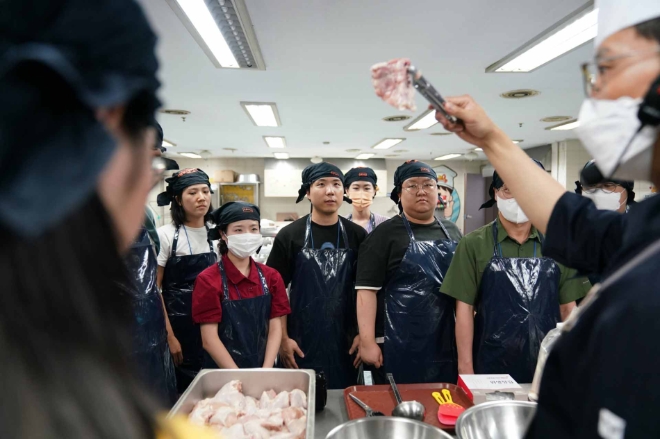 고용노동부 X 서울청년센터 ‘강북오랑’이 함께하는 ‘청년도전지원사업’의 일환으로 2030세대의 청년들이 BBQ 치킨대학의 치킨캠프에 참여해 BBQ 황금올리브 치킨의 조리법을 체험하고 있다. / 사진=제너시스BBQ 제공