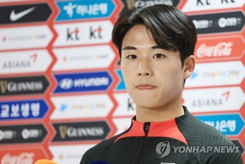 사진: 질문 경청하는 설영우/ 연합뉴스