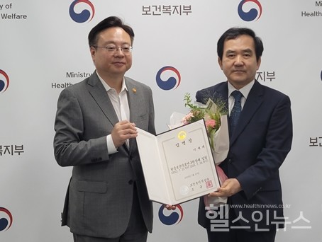 (왼쪽부터)보건복지부조규홍장관,한국보건의료연구원이재태신임원장