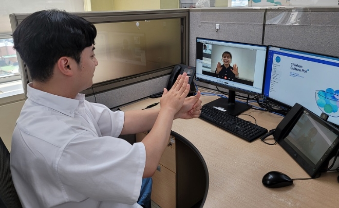 서울시 강남구 소재 신한은행 강남별관에서 ‘수어 상담 컨시어지’가 카카오톡 영상 통화로 고객과 수어 상담하는 모습