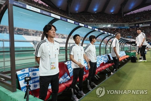 사진: 경기장 바라보는 팀 K리그 홍명보 감독/ 연합뉴스