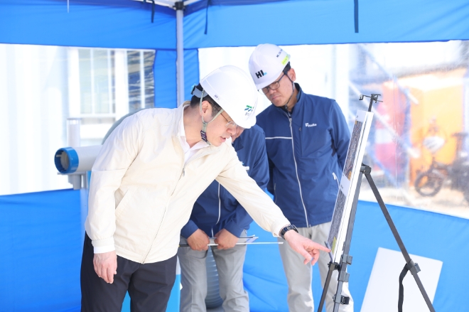 오병권 경기도 부지사(왼쪽)이 상황 점검을 진행하고 있다. / 사진=경기도 제공