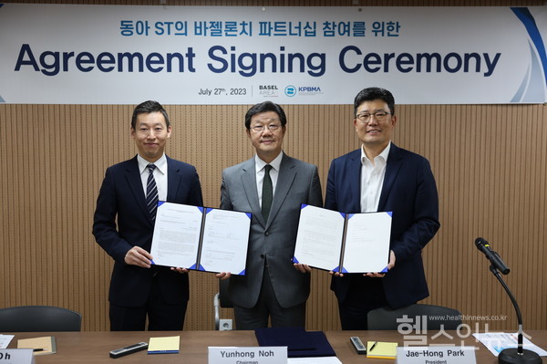 (왼쪽부터)오봉근바젤투자청한국대표,노연홍한국제약바이오협회회장,박재홍동아에스티사장(한국제약바이오협회제공)