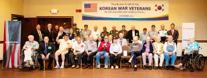 효성USA가 주최한 정전 70주년 기념 참전 용사 초청행사에서 단체 기념 촬영을 하고 있다. / 사진=효성 제공