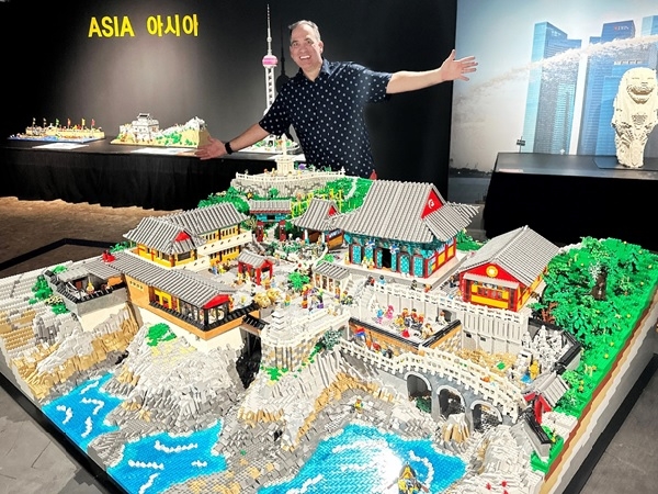 7월 28일 새롭게 공개된 용궁사 레고 작품과 제작자 ‘브릭맨’ 라이언 맥노트