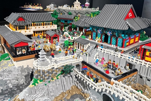 총 228시간, 5만 7천여 레고 블록이 사용된 용궁사 레고 작품