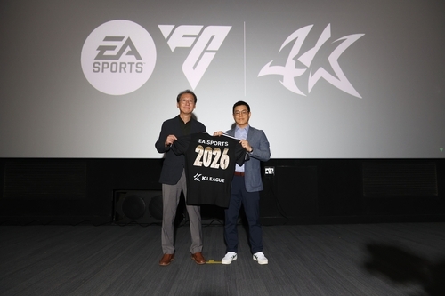 사진: 조연상 한국프로축구연맹 사무총장과 유휘동 EA 코리아 대표/ 한국프로축구연맹 제공