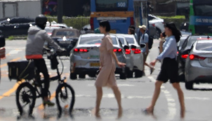 이번 주말(29~30일)과 다음 주까지 폭염과 열대야가 전국 대부분 지역에 지속되겠다. 사진은 지난 27일 오후 서울 중구 세종대로에 아지랑이가 피어오르고 있는 모습.