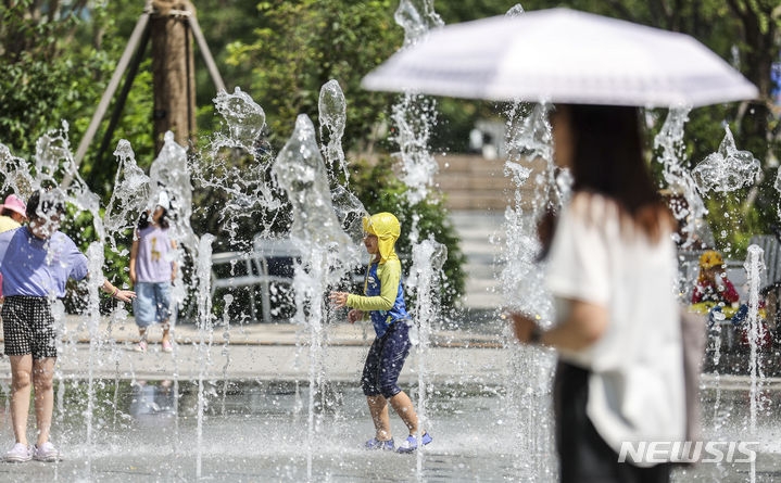28일 서울 종로구 광화문광장 분수를 찾은 어린이들이 물놀이를 하며 즐거운  시간을 보내고 있다. 