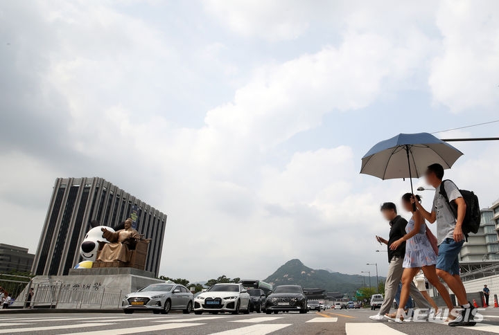 서울지역 장맛비가 소강상태를 보인 지난 24일 오후 서울 종로구 광화문광장 인근에서 바라본 하늘이 맑다.