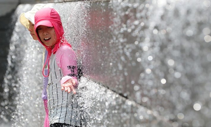  전국에 폭염특보가 발효된 29일 오후 서울 종로구 광화문광장에서 아이들이 물놀이를 하며 더위를 식히고 있다. 