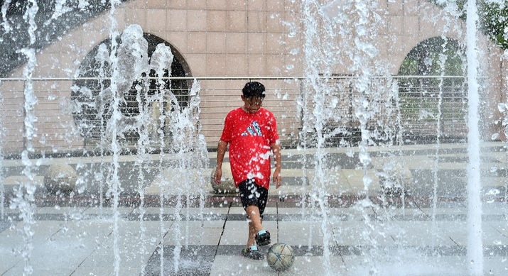 폭염경보가 발효된 28일 오후 대구 동구 율하체육공원 바닥분수에서 아이들이 물놀이를 하고 있다.