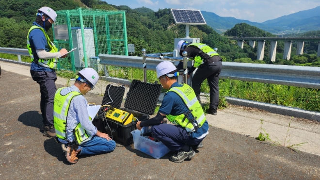 한국농어촌공사 직원들이 전북 장수군 대곡저수지를 긴급 점검하고 있다. / 사진=한국농어촌공사 제공