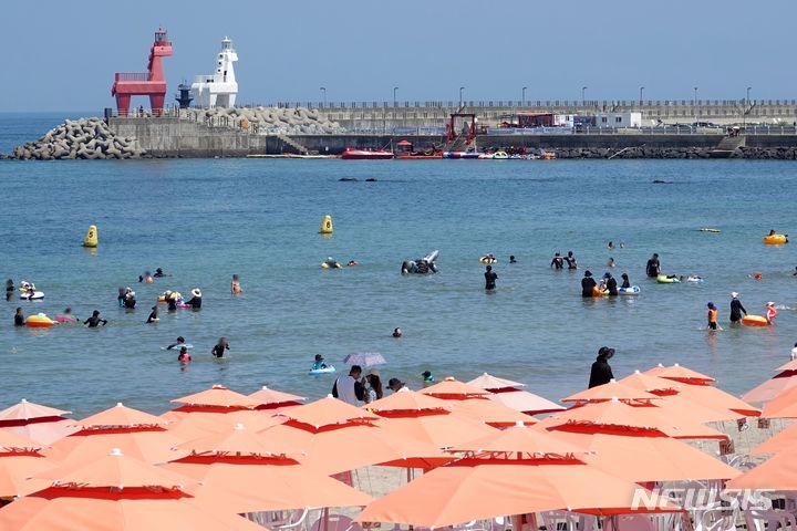 폭염경보가 내려진 30일 오전 제주시 이호테우해변에서 피서객들이 물놀이를 하고 있다. 