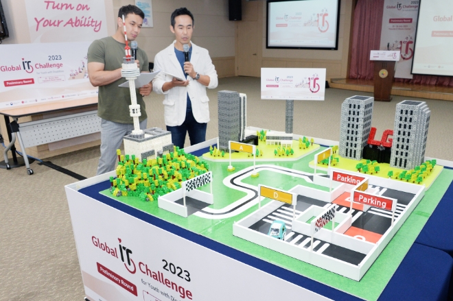 LG전자가 글로벌 ESG활동의 일환으로 2023 글로벌장애청소년IT챌린지를 개최했다. 사진은 자율주행차 코딩능력 평가 종목이 진행되고 있는 모습. / 사진=LG전자 제공