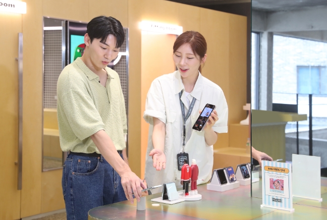 7월 28일 서울 성동구에 위치한 갤럭시 스튜디오 '서울 성수'에서 관람객이 '갤럭시 Z 플립5'를 체험하는 모습. / 사진=삼성전자 제공