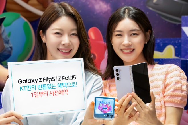 모델이 KT플라자 홍대 애드샵플러스점에서 KT ‘갤럭시 Z폴더블5 시리즈’ 사전 예약을 소개하고 있는 모습. / 사진=KT 제공