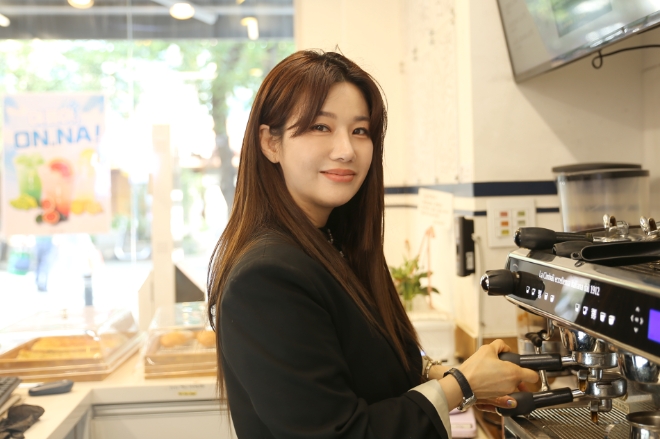 송파동 카페 온나에서의 길건 (사진제공=위픽코퍼레이션)