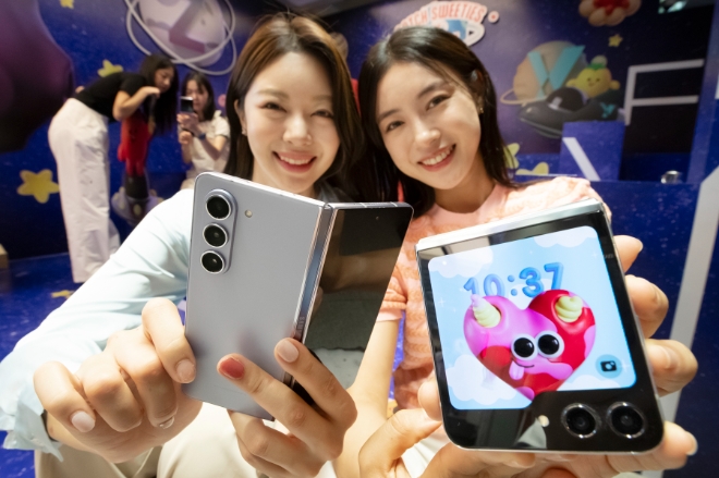 KT는 오는 1일부터 7일까지 전국 KT 매장 및 공식 온라인몰에서 삼성전자 ‘갤럭시 Z 폴드5·Z 플립5’ 사전 예약을 진행한다고 31일 밝혔다. 사진은 모델이 KT플라자 홍대 애드샵플러스점에서 KT ‘갤럭시 Z폴더블5 시리즈’ 사전 예약을 소개하고 있는 모습. (사진 = KT 제공)