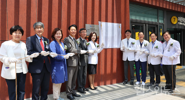 지난6월13일발달장애거점병원으로지정된세브란스병원이우리라운지에서개소식을하고있다.