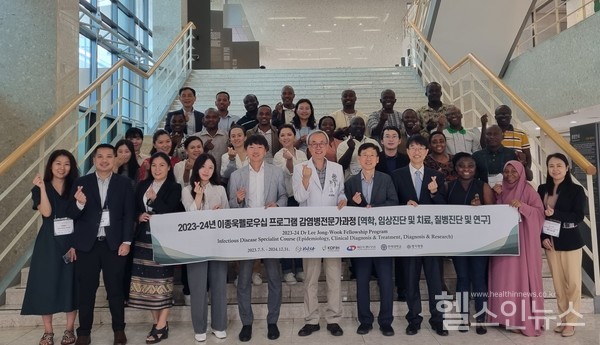 연세대학교의과대학열대의학교실직원들과이종욱펠로우십에참여하는연수생들이기념사진을촬영하고있다.