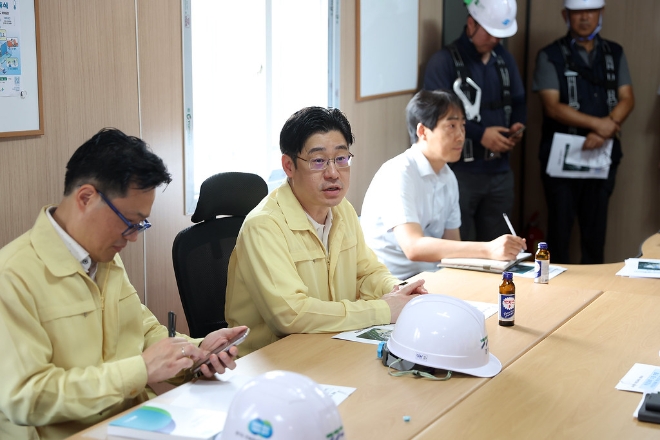 오병권 경기도 행정1부지사(가운데)가 용인시 고진중학교 건설현장을 찾아 폭염대비 건설현장 재해예방 상황을 점검했다. / 사진=경기도 제공
