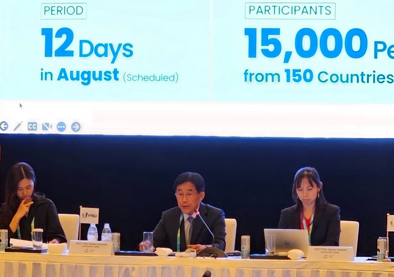 이창섭 2027 충청권 하계세계대학경기대회(하계U대회) 조직위원회 부위원장(가운데)이 26일 중국 청두에서 열린 국제대학스포츠연맹(FISU) 집행위원회에 참석, 인사말을 하고 있다. [충청권 하계U대회 조직위 제공