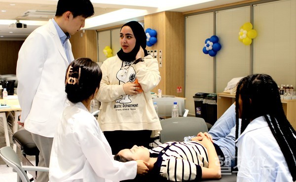 자생한방병원2013년글로벌인턴십학생들이의료진의설명을듣고있다.