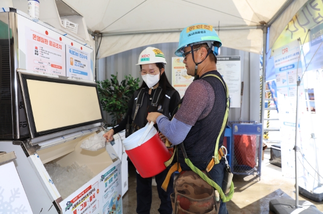 HDC현대산업개발은 전 현장에 냉방시설과 냉동고, 음료 등이 마련된 ‘개방형 고드름 쉼터’를 설치하며 현장 근로자의 온열질환 예방에 집중하고 있다. / 사진=HDC현대산업개발 제공