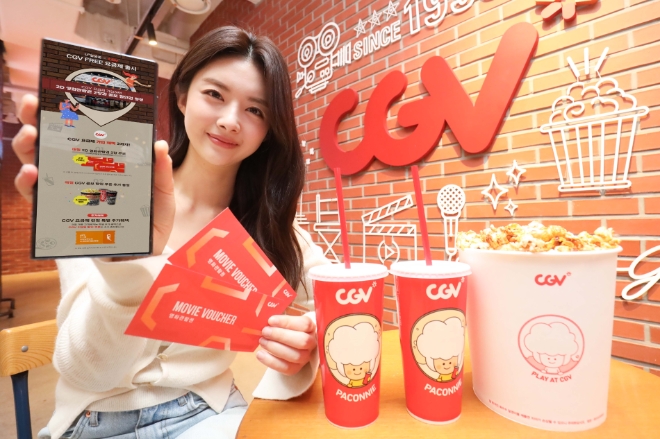 LG유플러스는 CJ CGV와 함께 알뜰폰(MVNO) 이용 고객을 대상으로 영화 관람권과 콤보 할인권을 제공하는 ‘CGV요금제’를 출시했다고 1일 밝혔다. 사진은 CGV요금제를 소개하는 LG유플러스 모델의 모습. (사진 = LG유플러스 제공)
