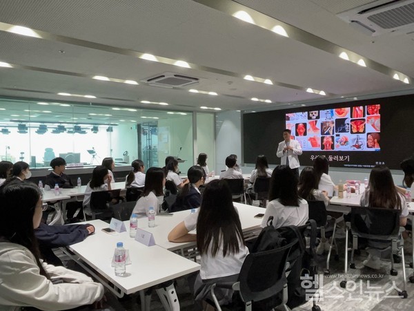 21일이대부고학생들이이화의료원의인체탐구학교수업에뒤를기울이고있다.