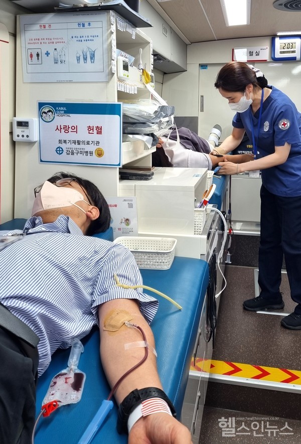 28일갑을구미병원임직원이수혈에동참하고있다.