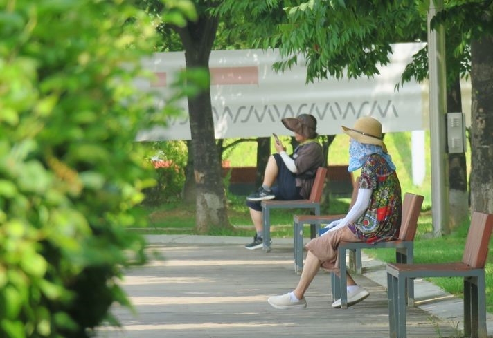 폭염경보가 발효 중인 폭염경보가 발효 중인 지난 1일 낮 인천 연수구 송도 센트럴파크에 시민이 햇빛을 피해 그늘에서 휴식을 취하고 있다.