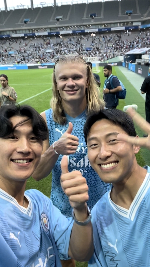 상암월드컵 경기장에서 홀란드와 만난 더투탑. 싸인 유니폼 이벤트 공동창작을 진행했다. 제공=워프코퍼레이션