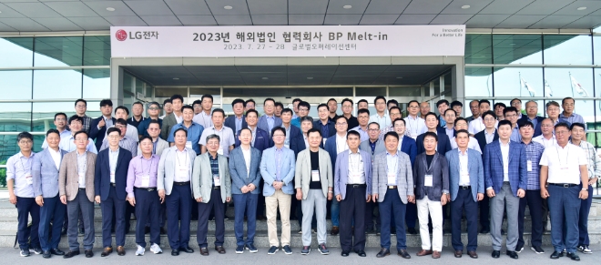 LG전자가 27일 베트남 하이퐁 법인에서 해외진출 협력사들과 함께 '생산성 개선 우수사례' 공유회를 개최했다. LG전자 글로벌오퍼레이션센터장 왕철민 전무(사진 첫째 줄 왼쪽에서 아홉 번째)와 해외진출 협력사 대표, 법인장들이 함께 기념촬영을 하고 있다. / 사진=LG전자 제공