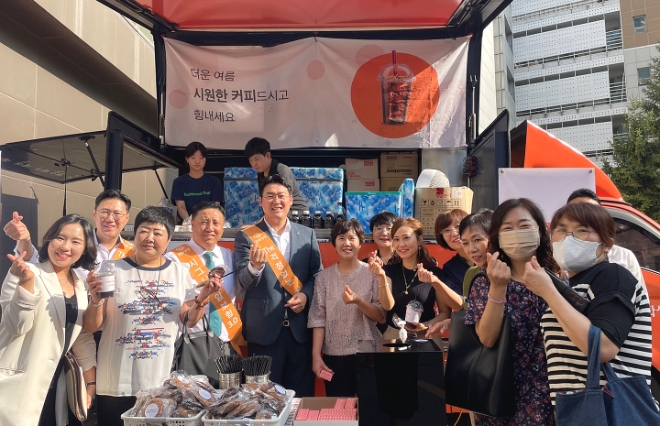 지난 1일 한화생명금융서비스 의정부지역단의 지점장과 FP들이 음료를 나누고 기념촬영을 하고 있다. / 사진=한화생명 제공