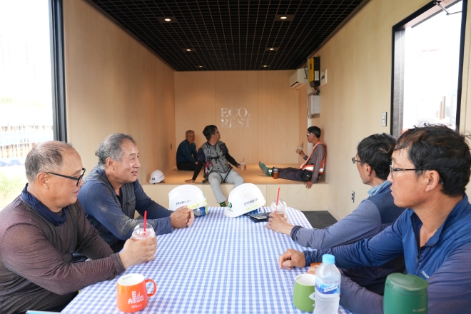 포스코이앤씨가 최근 계속되는 폭염속에 야외 근로자의 온열질환으로 인한 안전사고를 예방하고, 휴게 공간 부족 및 전력 수급 문제를 해결하기 위해 개발한 친환경 근로자 쉼터에서 근로자들이 편하게 쉬고 있다.(고양 풍동2지구 공사현장) / 사진=포스코이앤씨 제공