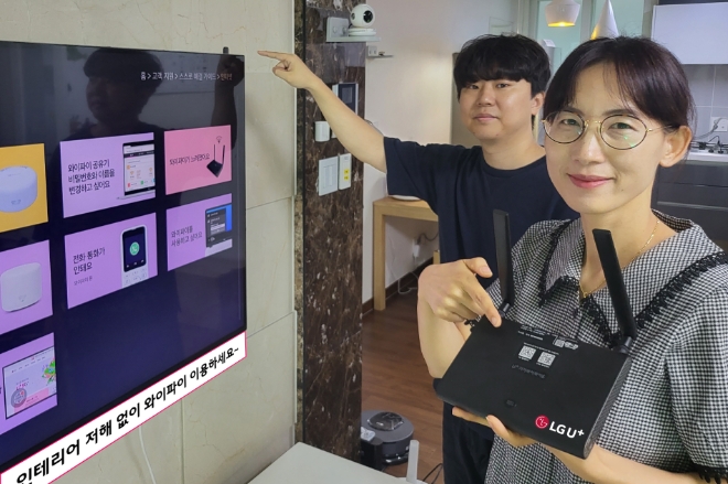 LG유플러스는 실용성과 편의성을 대폭 강화한 안테나 분리형 와이파이6 공유기 ‘U+기가와이파이6(GAPD-7500R)’를 신규 출시했다고 2일 밝혔다. 사진은 LG유플러스 직원들이 안테나 분리형 와이파이6 공유기 ‘U+기가와이파이6’를 소개하고 있는 모습. (사진 = LG유플러스 제공)