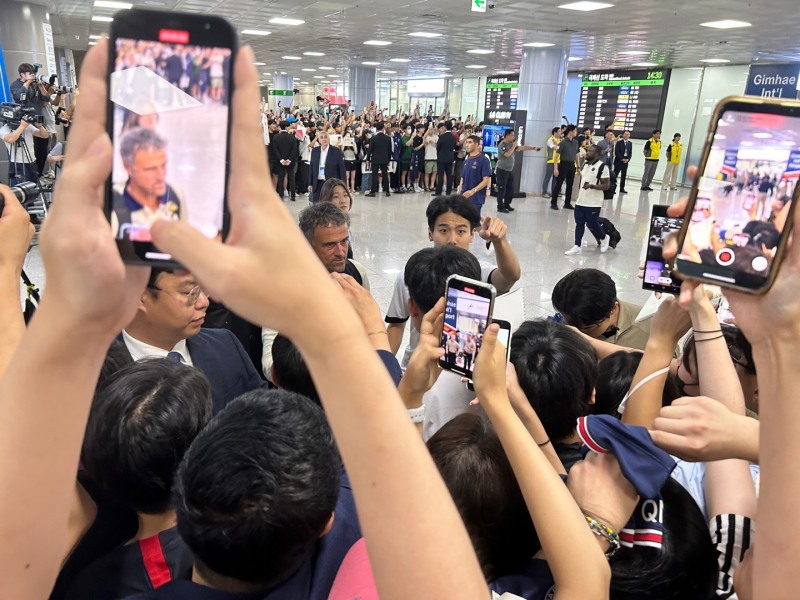 루이스 엔리케 PSG 감독이 팬들에게 사인을 해주고 있다. / 사진출처=연합뉴스