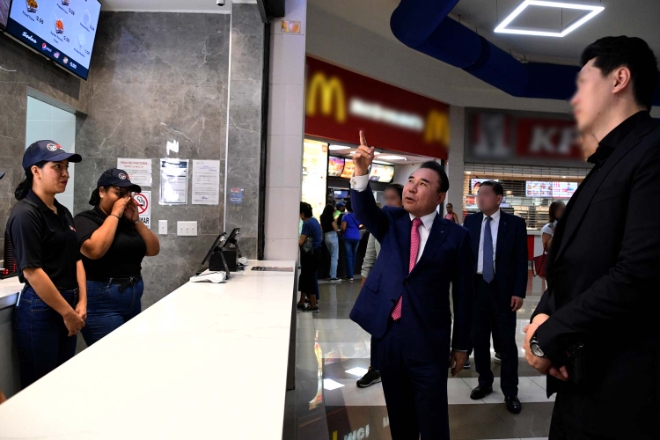 제너시스BBQ 그룹 윤홍근 회장이 글로벌 현장경영을 위해 파나마 2호점 그랜드 오픈식에 참석하여 매장의 인테리어 등 점검을 하고 있다. / 사진=제너시스BBQ 제공