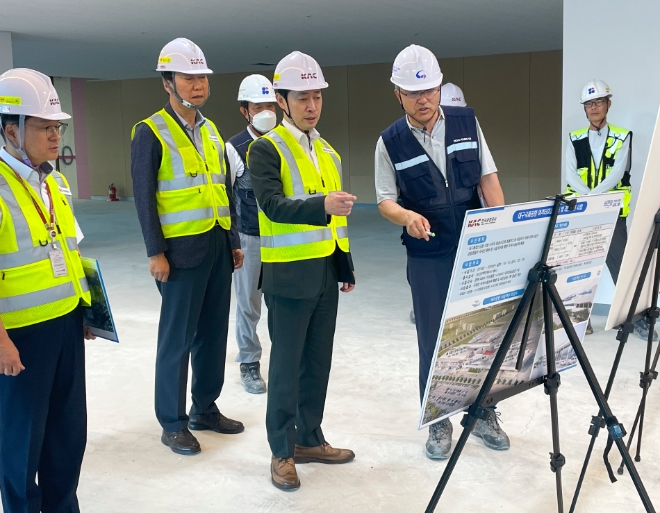 윤형중 한국공항공사 사장이 3일 대구국제공항 국내선 여객터미널 공사현장을 방문해 안전관리실태를 점검하고 있다. / 사진=한국공항공사 제공