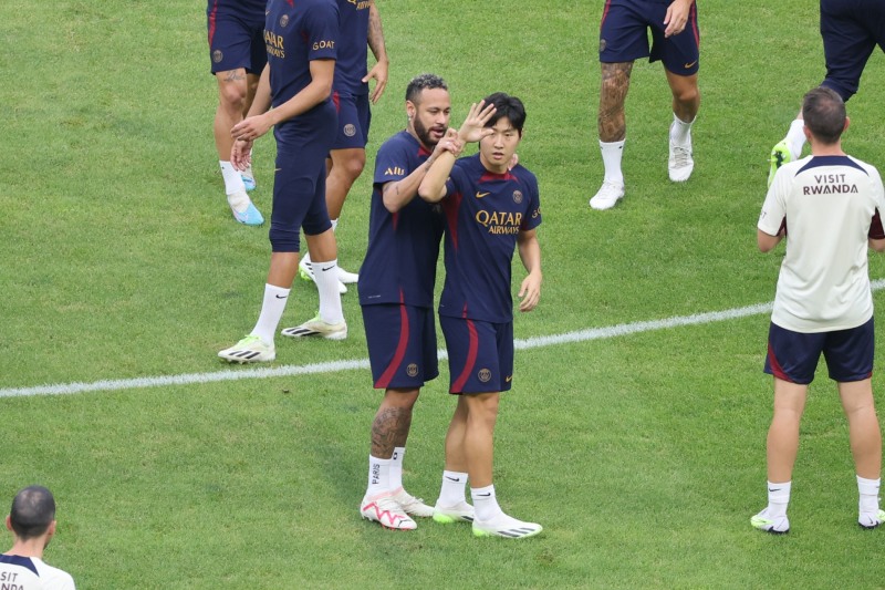 PSG, 팬 환호 받으며 입국 뒤 오픈트레이닝