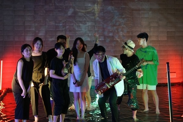 사진=(중앙)신제현 작가, 홍성용 작가 외 작가들과 함께