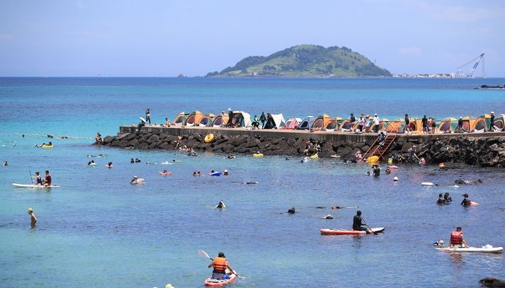 최고체감온도가 35도를 넘나드는 찜통더위가 이어진 3일 오후 제주시 한경면 판포포구를 찾은 피서객들이 물놀이를 하며 즐거운 시간을 보내고 있다.