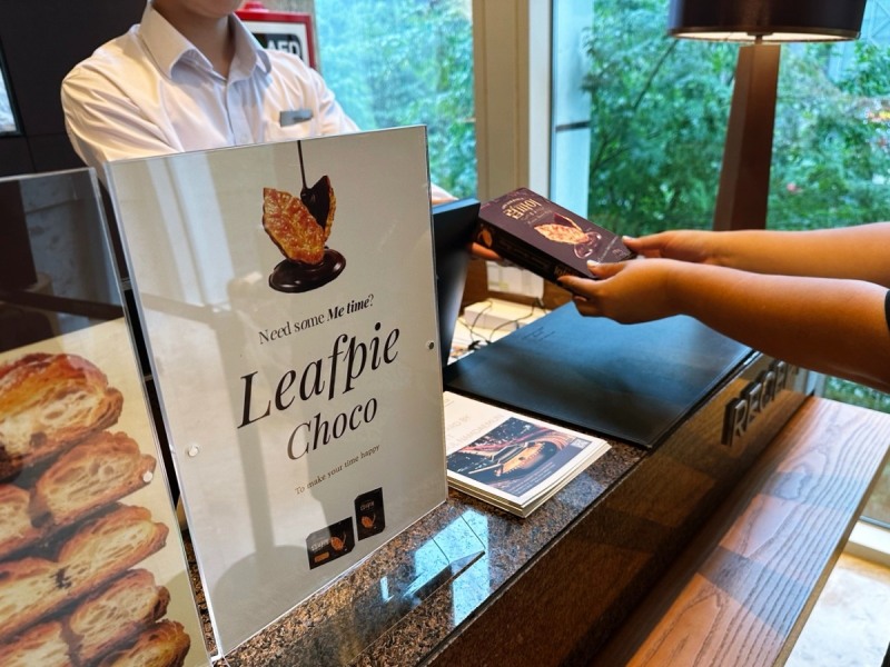 코트야드 메리어트 호텔 서울 남대문에서 웰컴 디저트로 립파이 초코를 받고 있다. / 사진=롯데웰푸드 제공