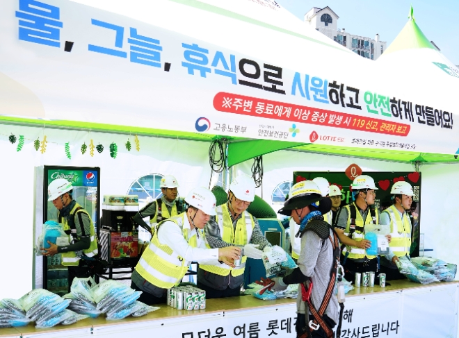 롯데건설은 지난 3일 경기도 용인시 소재 주상복합 현장에서 여름철 폭염을 대비해 안전보건 점검을 실시했다고 4일 밝혔다. 사진은 롯데건설 박현철 부회장(왼쪽 앞에서 두번째)이 혹서기 물품을 나눠주며 현장 근로자의 온열질환 예방 활동을 진행하고 있는 모습. (사진 = 롯데건설 제공)